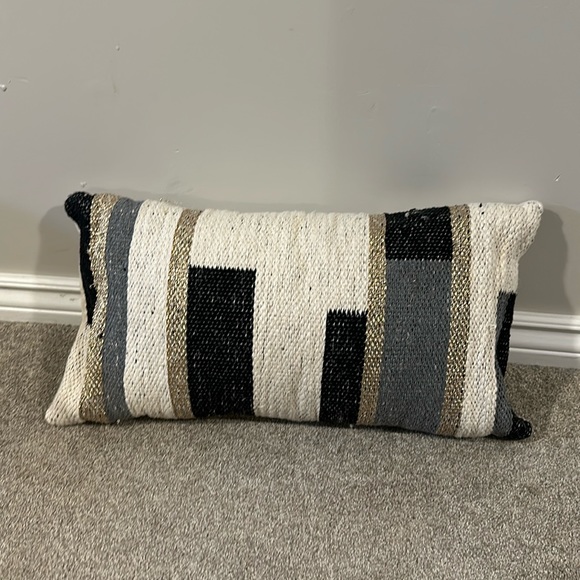 Knit horizontal accent pillow - Picture 1 of 3